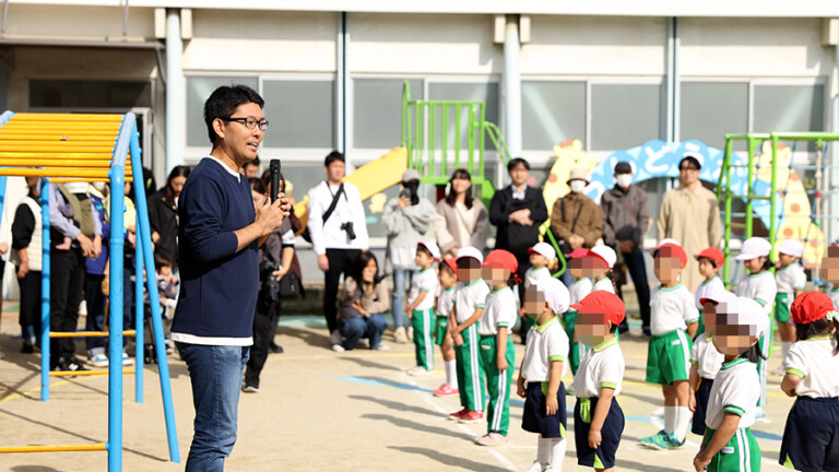 運動会で子どもたちの前でスピーチ